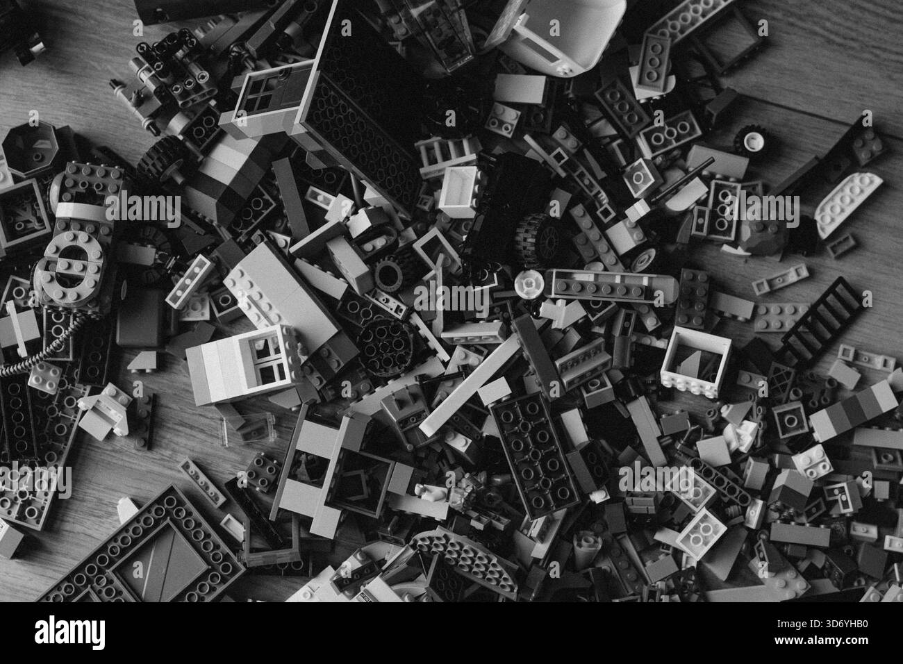 LEGO-Steine schwarz-weiß Hintergrund. Viele Spielzeugziegel Hintergrund. Lernspielzeug für Kinder. Stockfoto