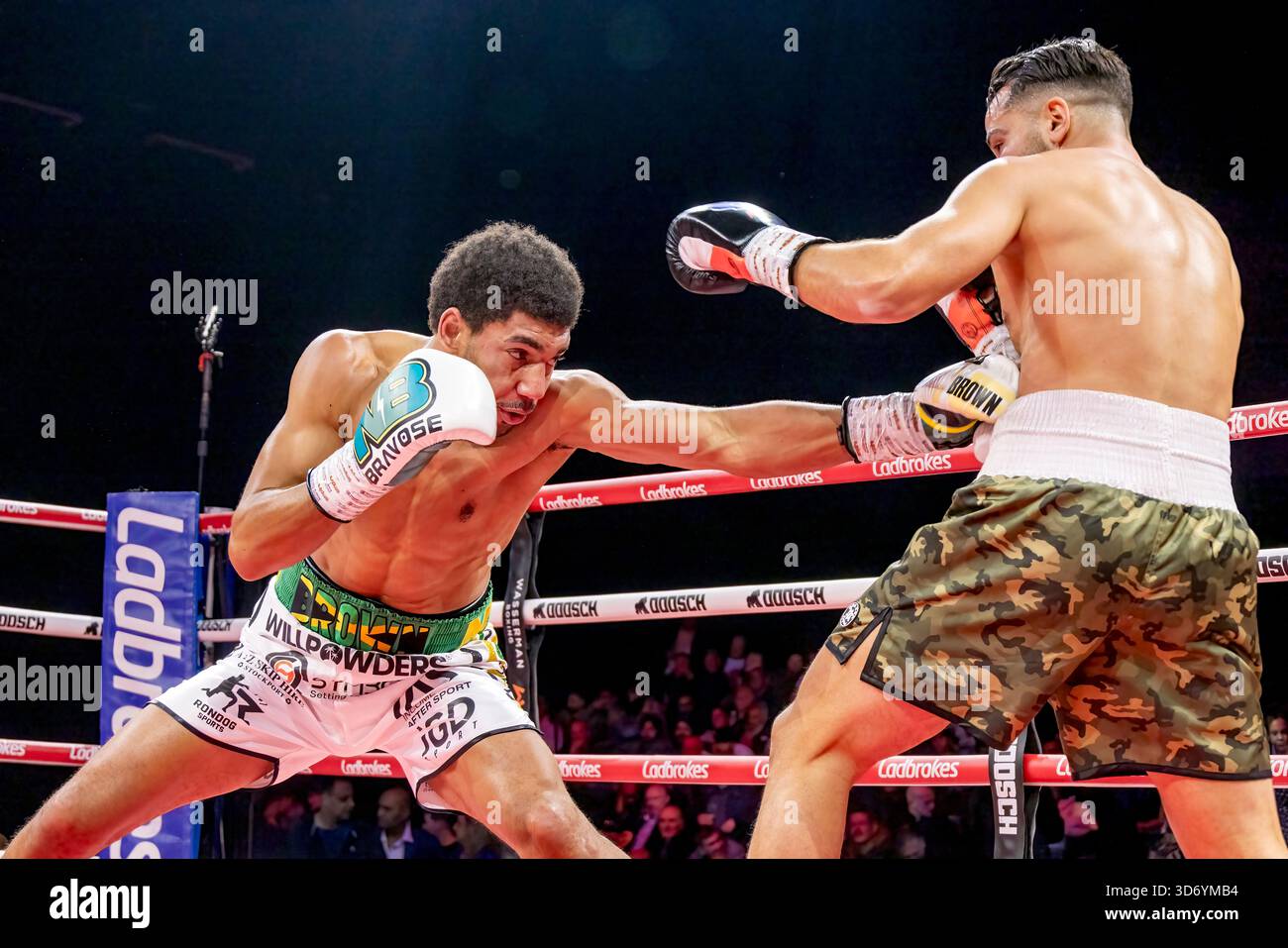 Brighton Centre, Stadt Brighton & Hove, East Sussex, Großbritannien. Beim Boxkampf mit Niall Brown (UK) gegen Pierre Rosadinni (FR) gewann Niall Brown acht Runden im Mittelgewicht im Brighton Centre. 21. November 2025 David Smith/Alamy Stockfoto