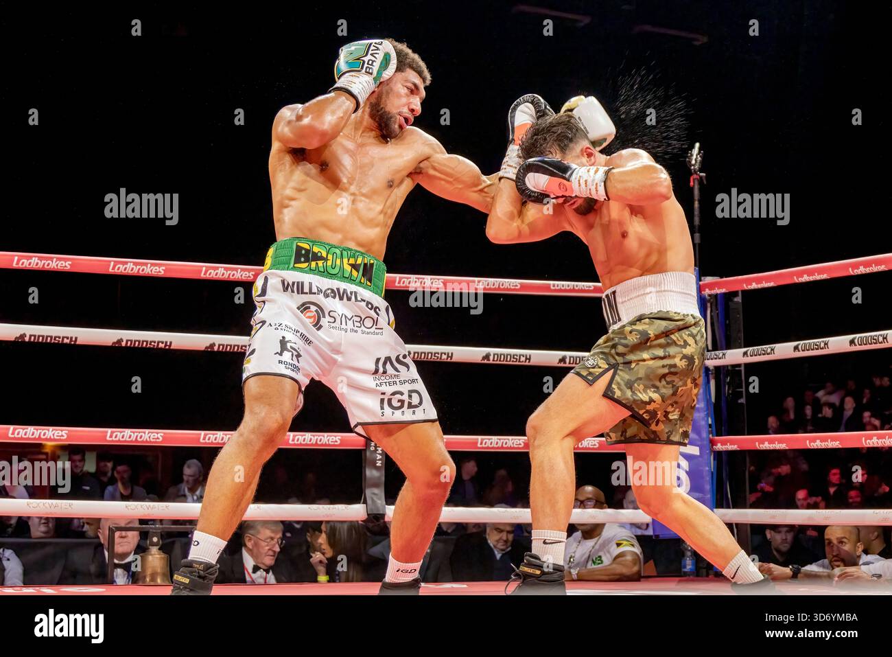 Brighton Centre, Stadt Brighton & Hove, East Sussex, Großbritannien. Beim Boxkampf mit Niall Brown (UK) gegen Pierre Rosadinni (FR) gewann Niall Brown acht Runden im Mittelgewicht im Brighton Centre. 21. November 2025 David Smith/Alamy Stockfoto