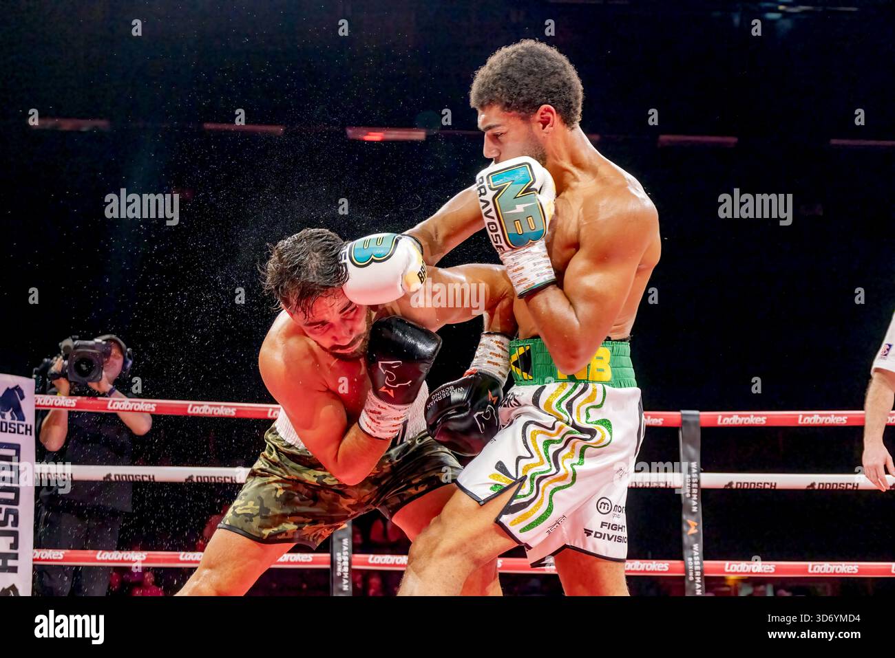 Brighton Centre, Stadt Brighton & Hove, East Sussex, Großbritannien. Beim Boxkampf mit Niall Brown (UK) gegen Pierre Rosadinni (FR) gewann Niall Brown acht Runden im Mittelgewicht im Brighton Centre. 21. November 2025 David Smith/Alamy Stockfoto