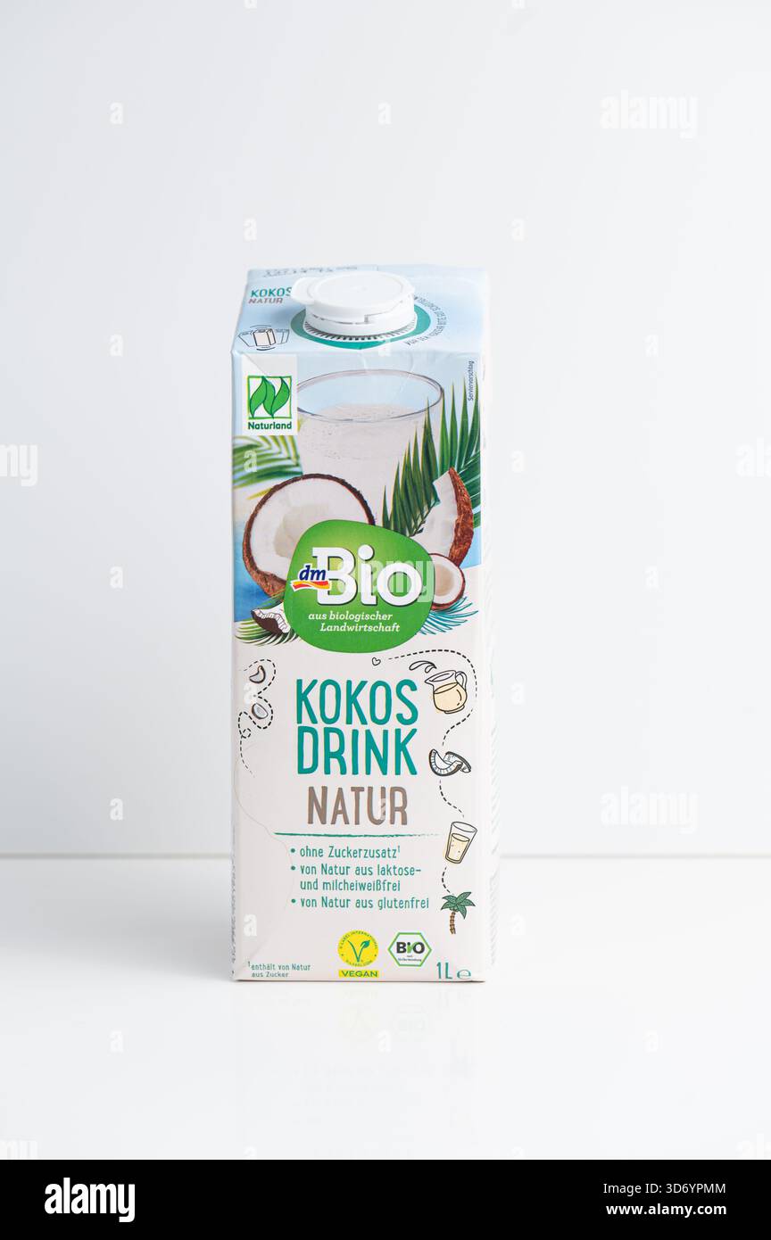 Mainz - 22. November 2025: DM Bio Coconut Drink Karton auf weißem Hintergrund Stockfoto