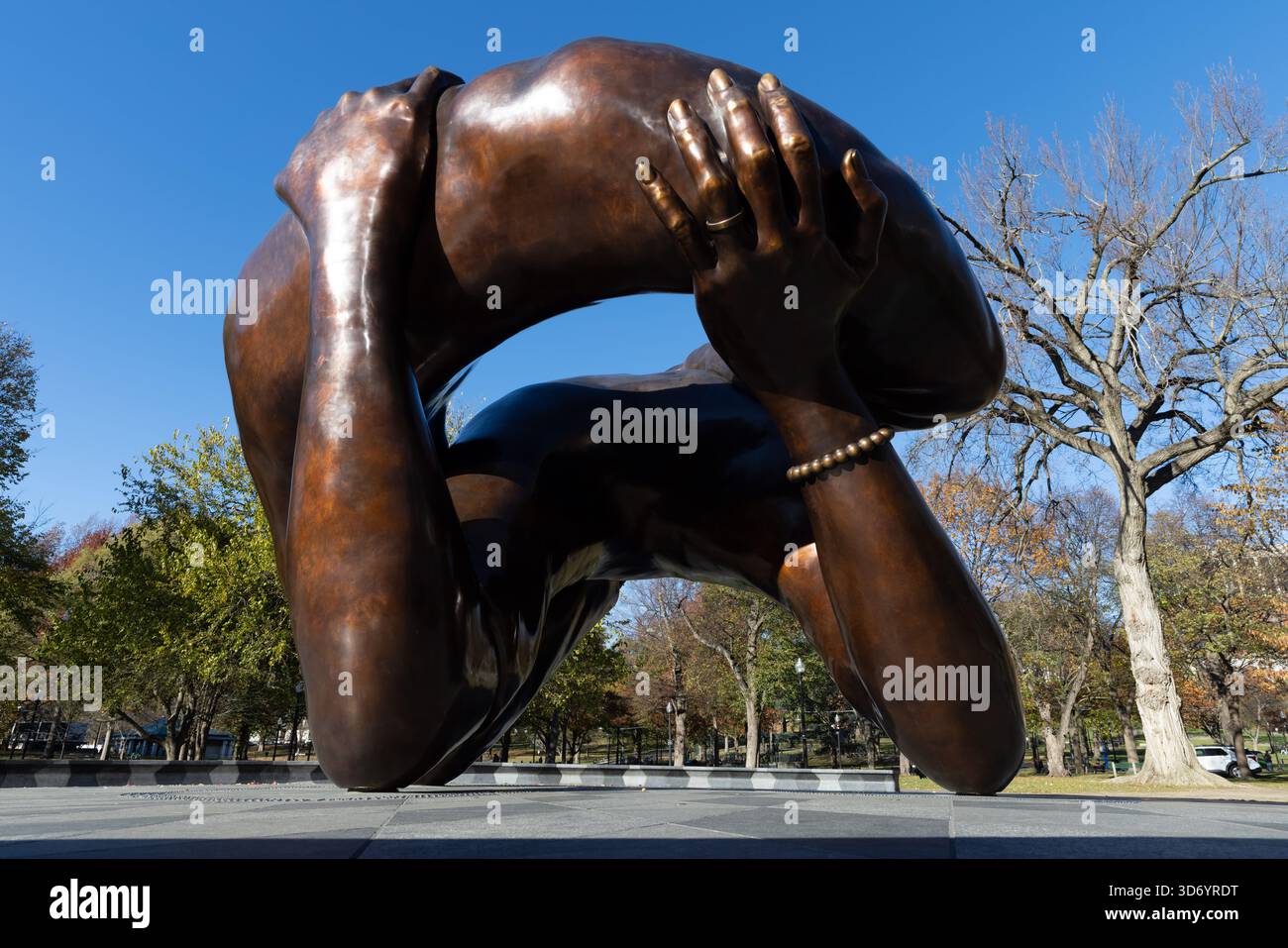 Die Embrace Memorial Sculpture in Boston Common am klaren Herbsttag Stockfoto