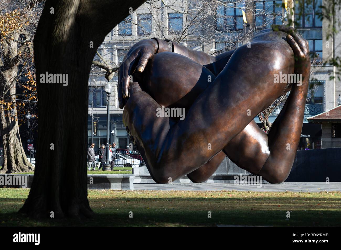 Die Embrace Memorial Sculpture in Boston Common am klaren Herbsttag Stockfoto
