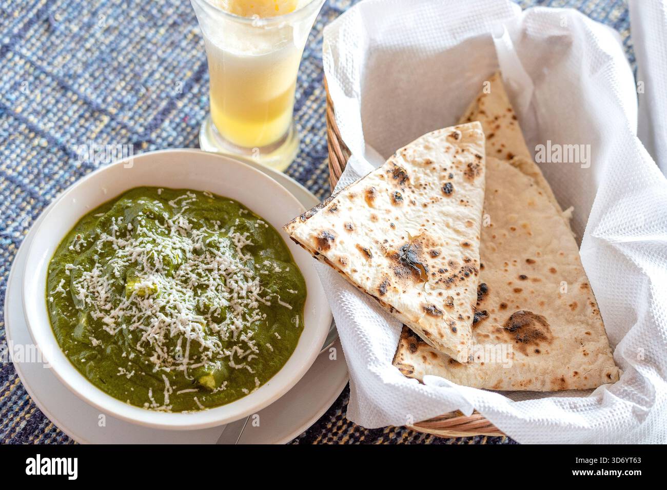Palak Paneer oder Spinat und Frischkäse Curry ist ein gesundes Hauptgericht Rezept in Indien. Beliebte Indische gesundes Mittagessen, Abendessen Menü, serviert mit Stockfoto