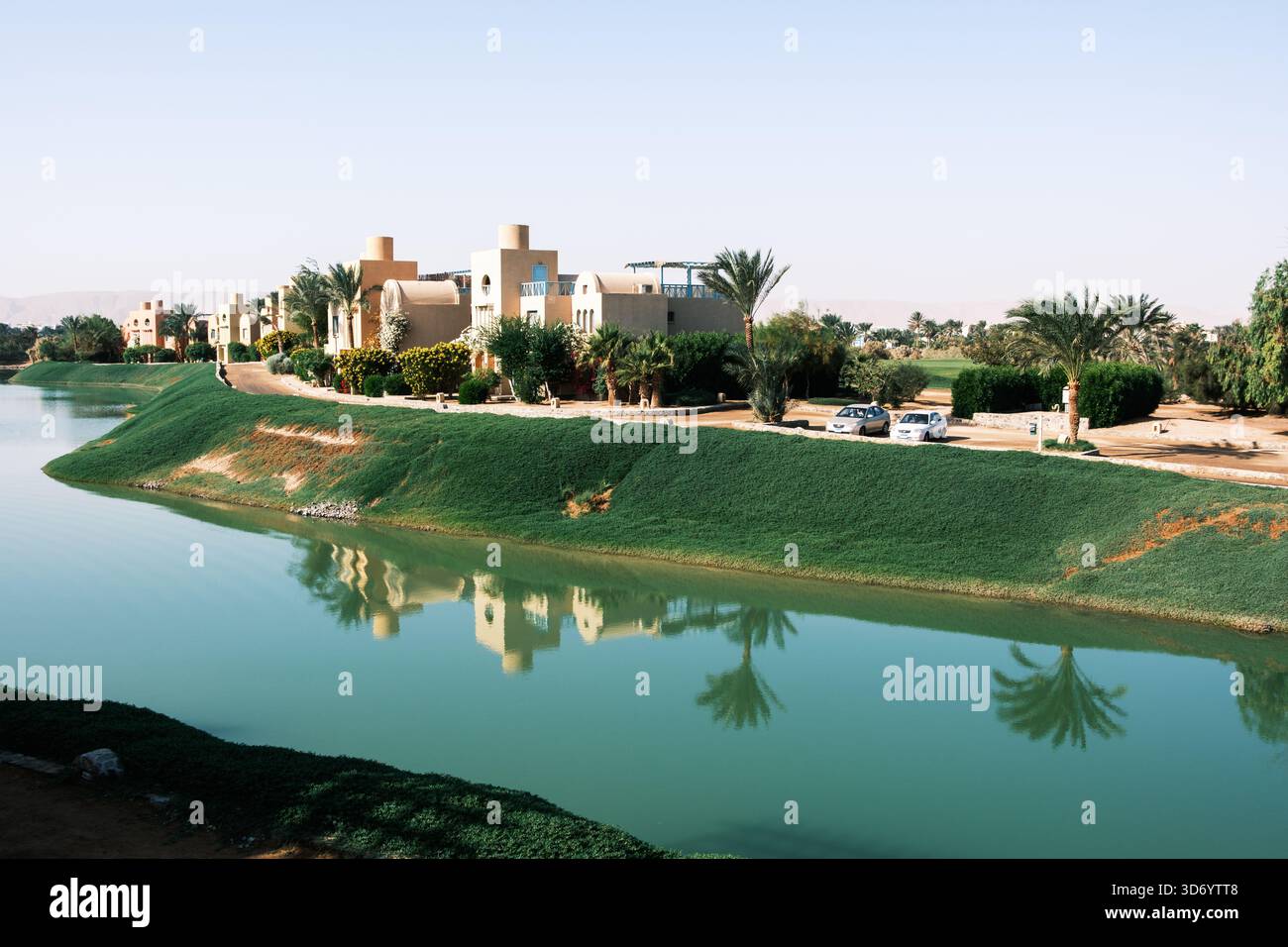 Blick auf den Badeort Gouna am Roten Meer und die Gebäude des Golfbereichs, die sich in einer Lagune spiegeln Stockfoto