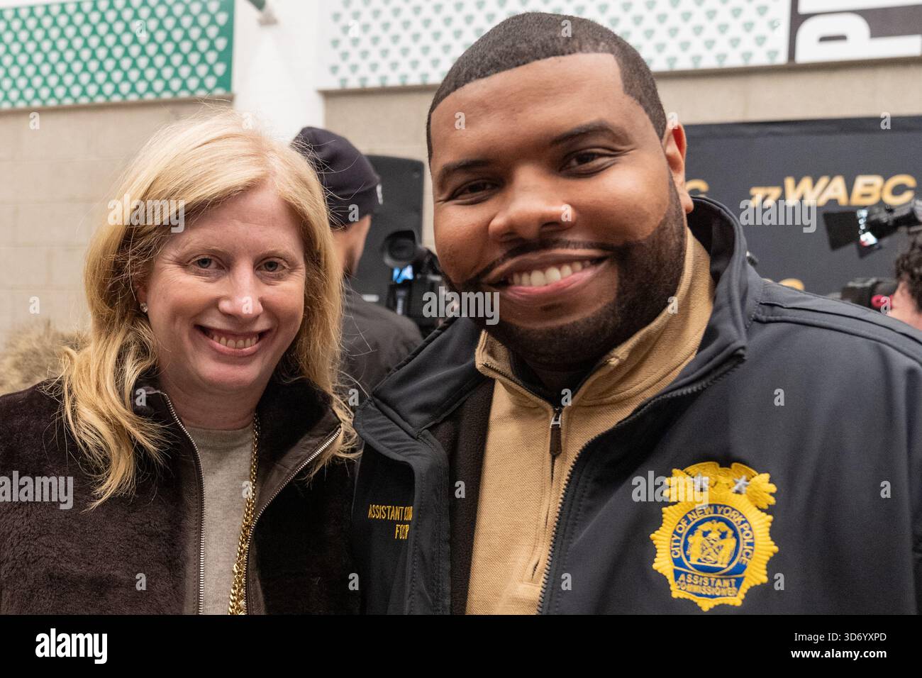 Polizeikommissar und Jessica Tisch und Assistent des Polizeikommissars Alden Foster nahmen am 22. November 2025 teil, um Puten mit Polizeibeamten und John und Margo Catsimatidis und Gemeindeführern an bedürftige Familien zu verteilen, um den Thanksgiving Day im Zentrum der Police Athletic League in New York, NY, zu feiern. Truthühner wurden von den Supermärkten Gristedes und D’Agostino sowie John und Margo Catsimatidis gespendet. Stockfoto