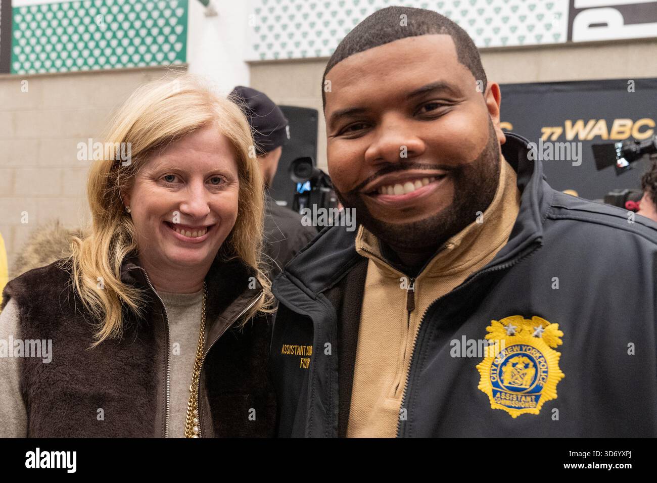 Polizeikommissar und Jessica Tisch und Assistent des Polizeikommissars Alden Foster nahmen am 22. November 2025 teil, um Puten mit Polizeibeamten und John und Margo Catsimatidis und Gemeindeführern an bedürftige Familien zu verteilen, um den Thanksgiving Day im Zentrum der Police Athletic League in New York, NY, zu feiern. Truthühner wurden von den Supermärkten Gristedes und D’Agostino sowie John und Margo Catsimatidis gespendet. Stockfoto