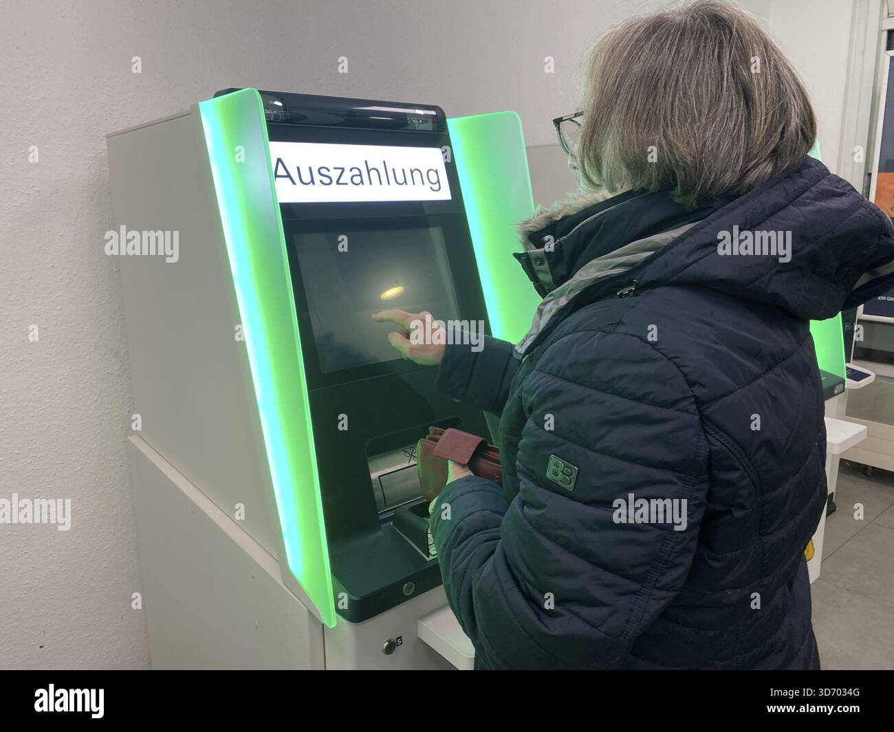 Ältere Frau an einem EC-Geldautomat, bedient den Bildschirm, lässt Geld abheben, BW-Bank, Baden-Wuerttembergische Bank, Bad Cannstatt, Stuttgart, Baden-Wuer Stockfoto