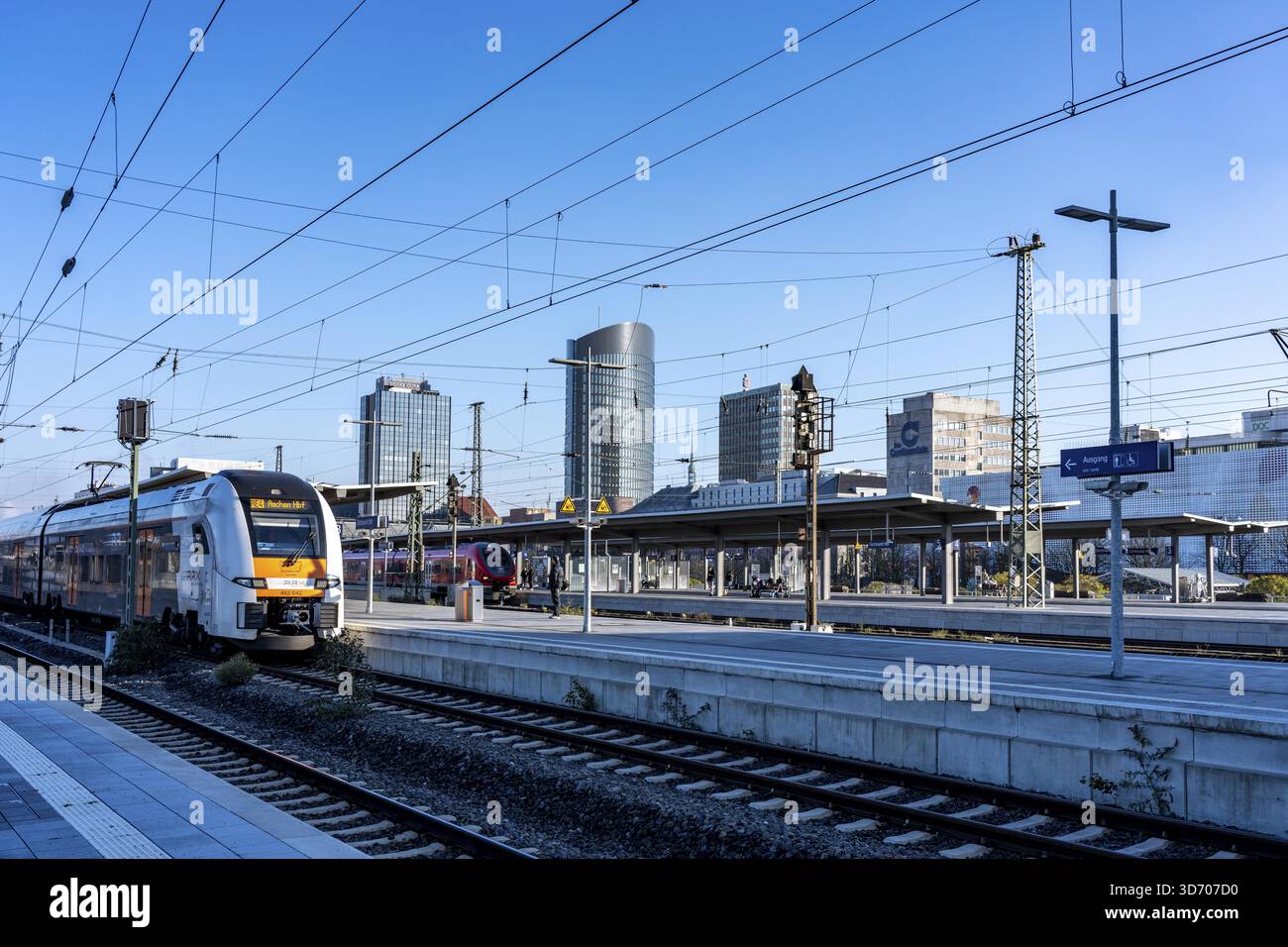 Die Skyline der Dortmunder Innenstadt vom Hauptbahnhof, Rhein-Ruhr-Express, RRX Zug, RE4, Nordrhein-Westfalen, Deutschland Stockfoto