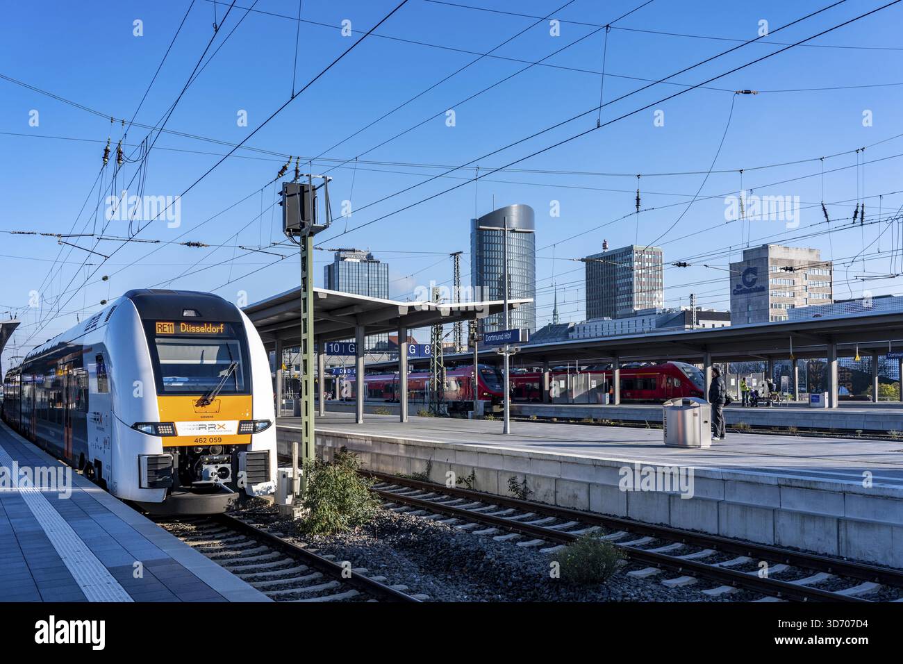 Die Skyline der Dortmunder Innenstadt vom Hauptbahnhof, Rhein-Ruhr-Express, RRX Zug, RE11, Nordrhein-Westfalen, Deutschland Stockfoto