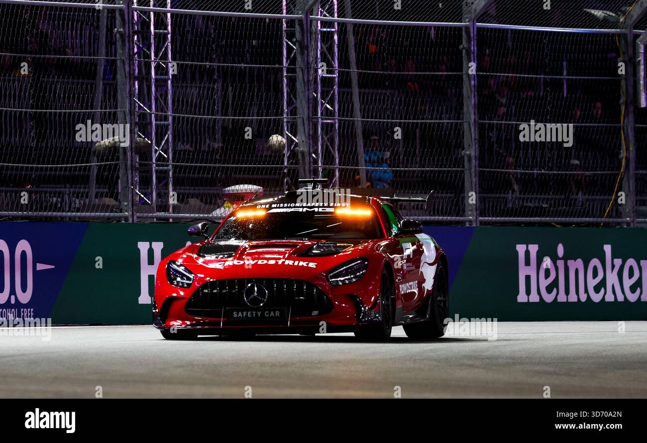 Paradies, Etats Unis. November 2025. FIA Mercedes-AMG GT Black Series Safety Car während des Formel-1-Grand Prix von Las Vegas 2025, 22. Runde der FIA Formel-1-Weltmeisterschaft 2025 vom 21. Bis 23. November 2025 auf dem Las Vegas Strip Circuit in Paradise, Nevada, USA - Foto DPPI Credit: DPPI Media/Alamy Live News Stockfoto