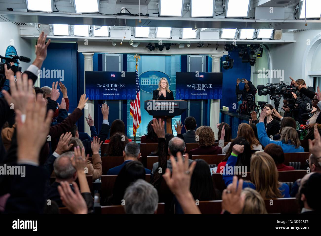 Washington, Vereinigte Staaten Von Amerika. November 2025. Pressesekretärin Karoline Leavitt beantwortet Fragen während des Pressebriefings im James S Brady Press Briefing Room des Weißen Hauses in Washington, DC, USA, am Donnerstag, den 20. November. 2025. Kredit: Bonnie Cash/Pool über CNP Kredit: Newscom/Alamy Live News Stockfoto