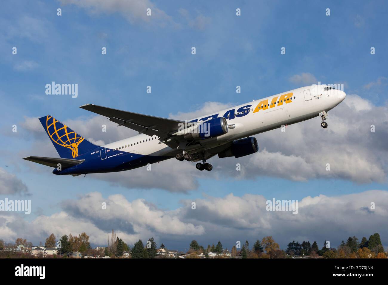 Ein Passagierflugzeug der Atlas Air 767-300ER (N641GT) startet am Donnerstag, den 20. November 2025, auf dem Boeing Field in Seattle Stockfoto