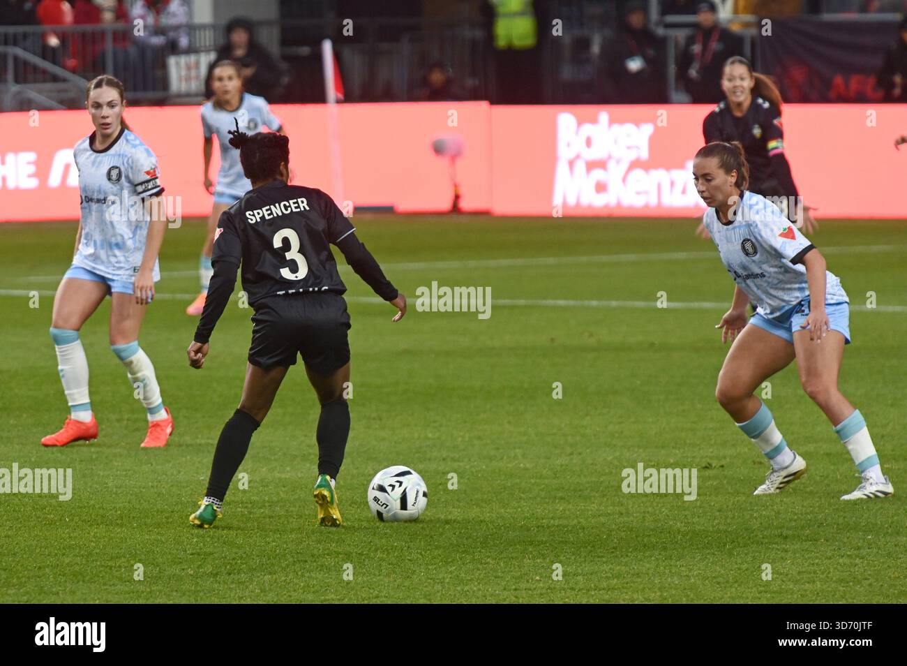 Toronto, ON, Kanada - 15. November 2025: #3 Jasmyne Spencer vom Vancouver Rise FC versucht, sich im NSL-Finale zwischen Vanc mit dem Ball zu bewegen Stockfoto