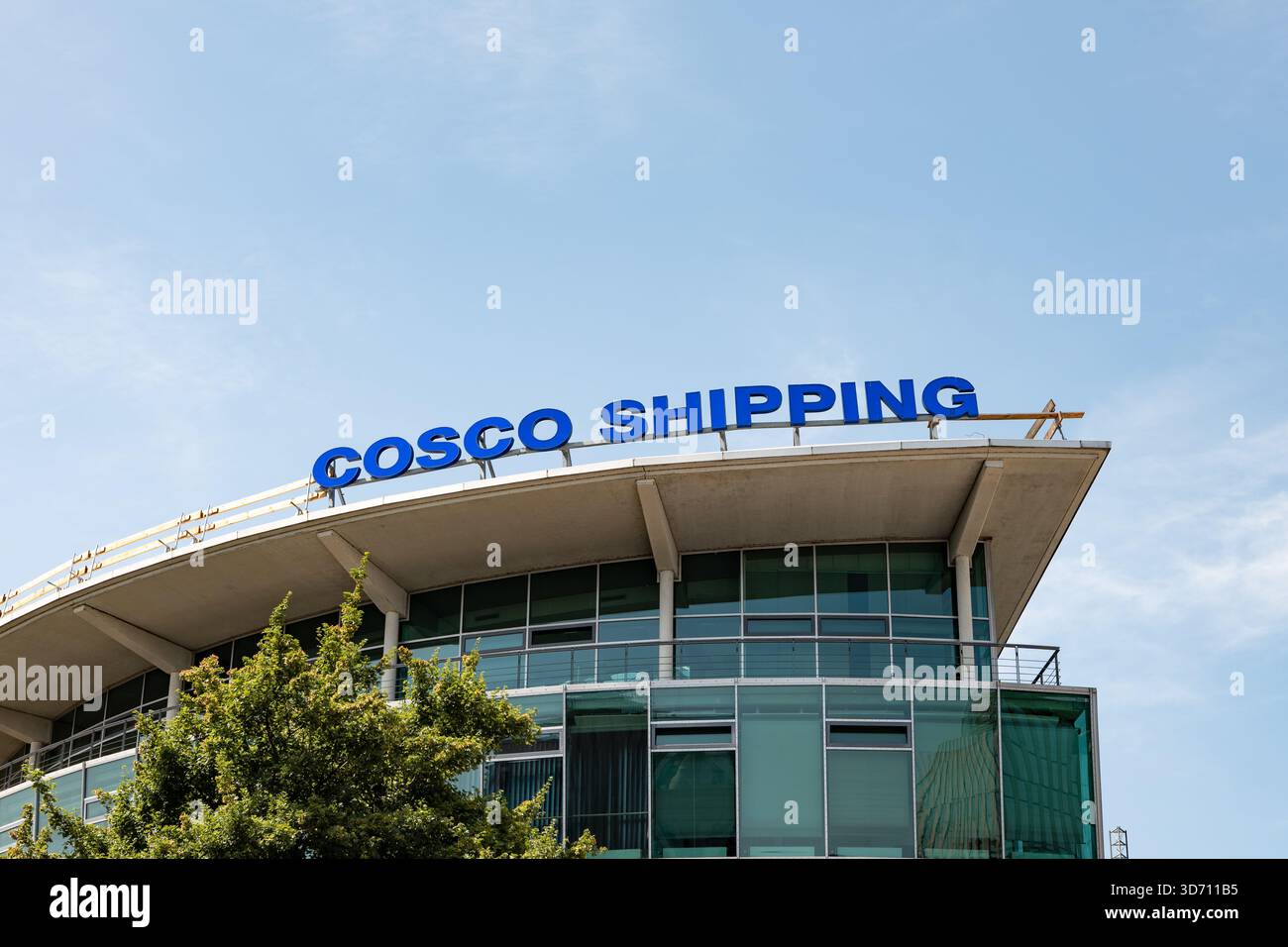 COSCO Shipping-Logo des Güterverkehrsunternehmens Hamburg. Nahaufnahme der Beschilderung auf dem Dach eines Bürogebäudes. Chinesisches Unternehmen. Stockfoto