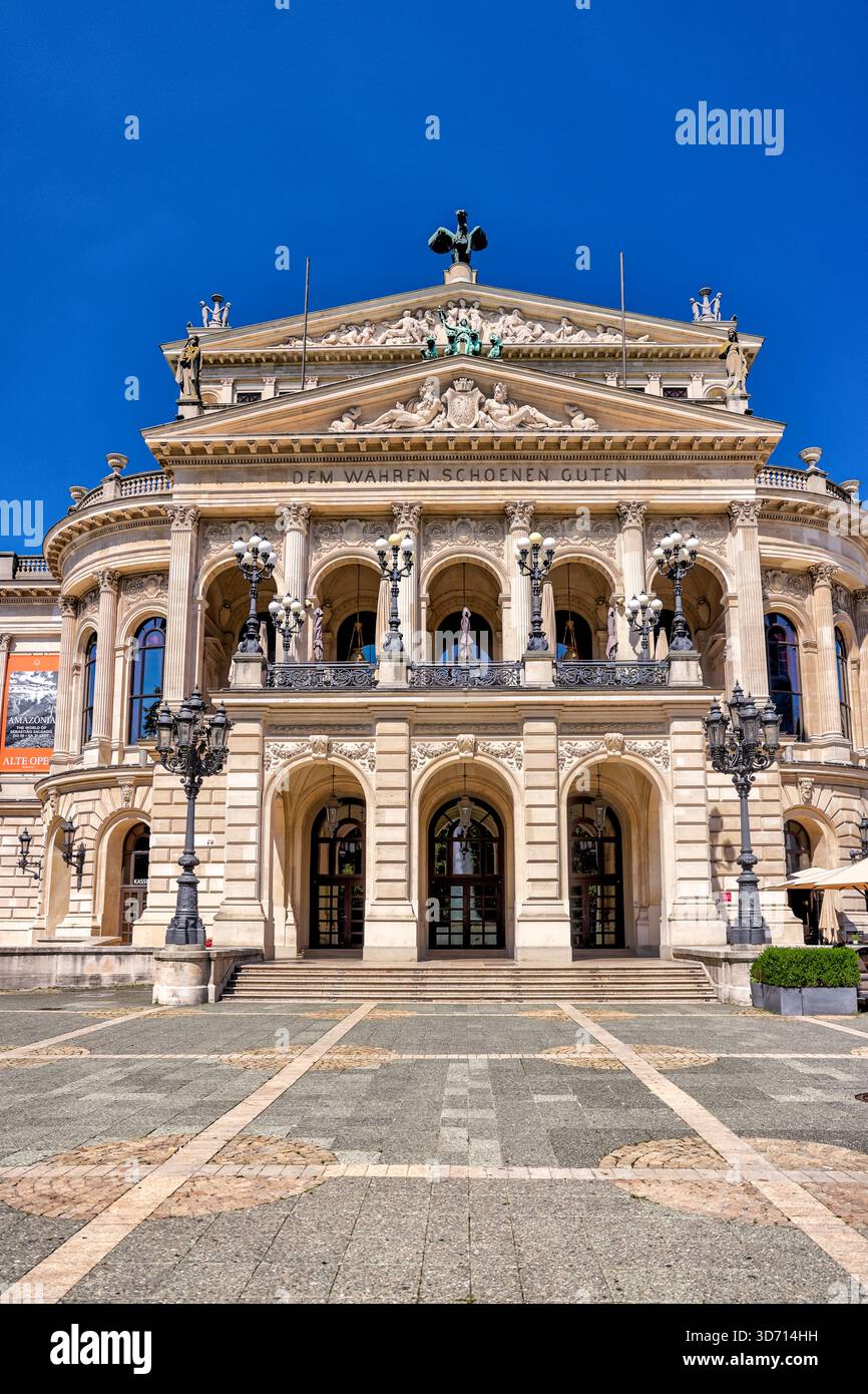 Die Alte Oper in Frankfurt, Deutschland, mit ihrer historischen Fassade und Skulpturen unter klarem blauen Himmel. Stockfoto