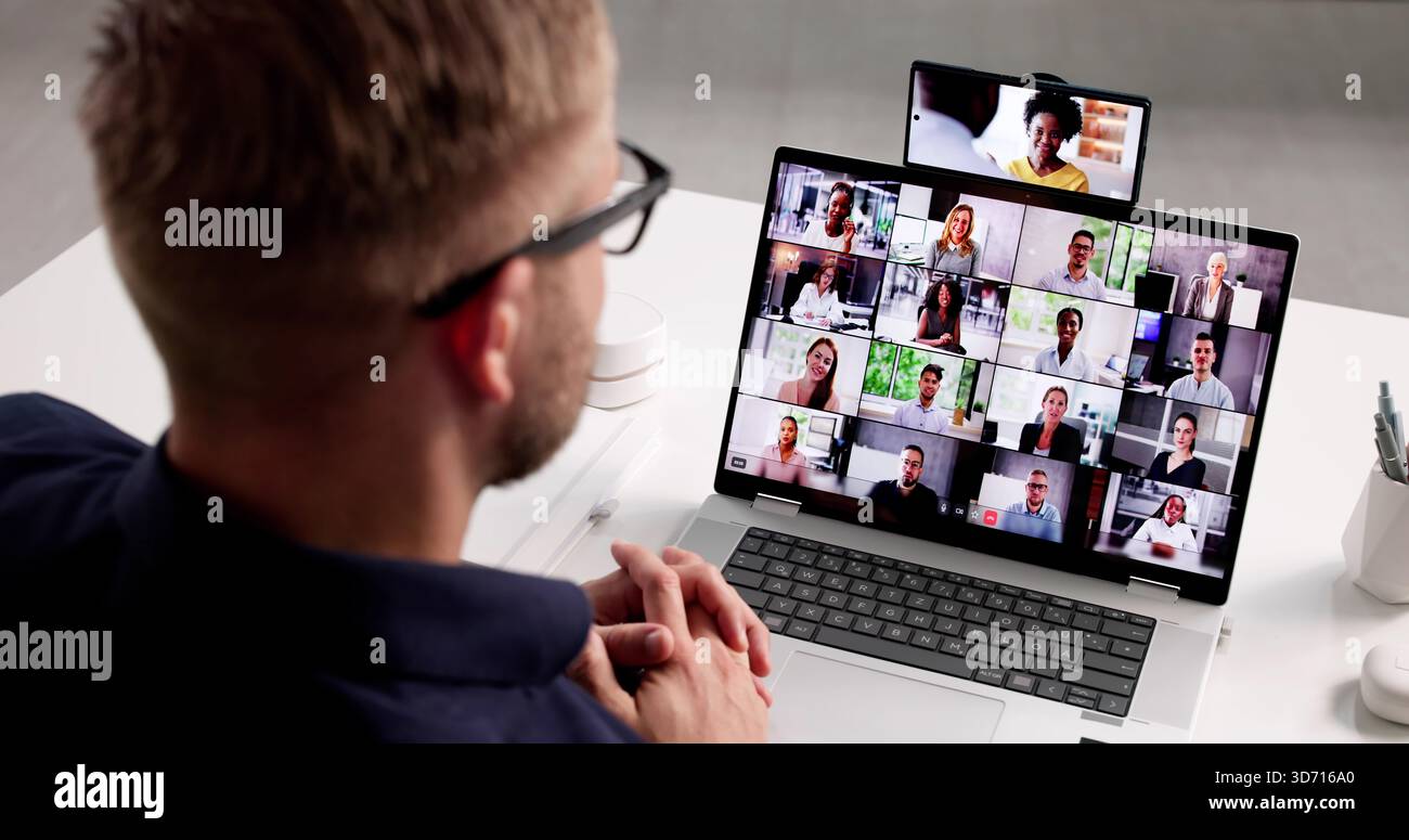 Multitasking Man Balances Film- Und Videokonferenzanruf Auf Dem Smartphone Stockfoto