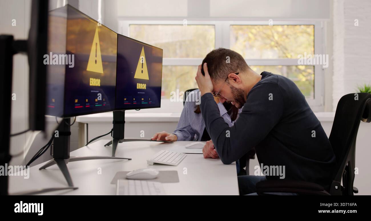 Beheben Eines Systemfehlers auf dem Bildschirm Computersoftware. Ein Hacker-Verstoß, der Softwareprobleme verursacht Stockfoto