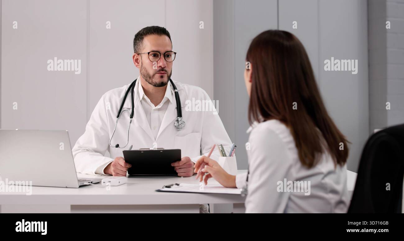 Medical Staffing: Rekrutierung Junger Weiblicher Ärztin Für Krankenhausbeschäftigungsmöglichkeiten Stockfoto