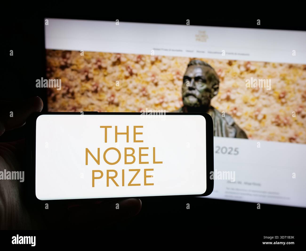 In dieser Abbildung hält eine Person ein Smartphone mit dem Logo der Nobelpreise auf dem Bildschirm vor der Website. (Foto von Timon Schneider / SOPA Images/SIPA USA) *** ausschließlich für redaktionelle Nachrichtenzwecke *** Stockfoto