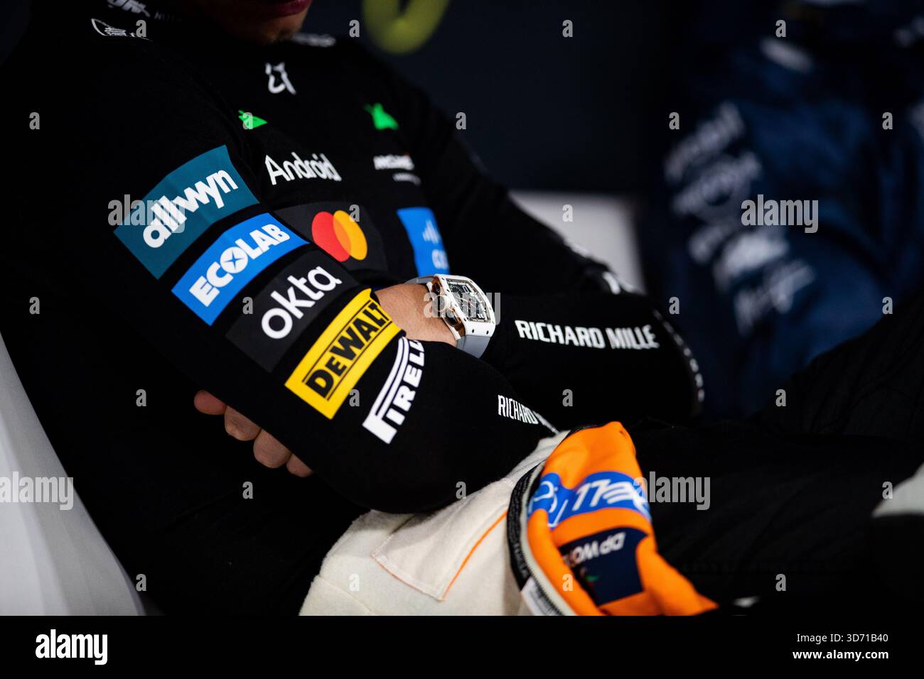 Richard Mille NORRIS Lando (gbr), McLaren F1 Team MCL39, Porträtbeobachtung während des Formel-1-Grand Prix von Las Vegas 2025, 22. Runde der FIA Formel-1-Weltmeisterschaft 2025 vom 21. Bis 23. November 2025 auf dem Las Vegas Strip Circuit in Paradise, Nevada, USA Stockfoto