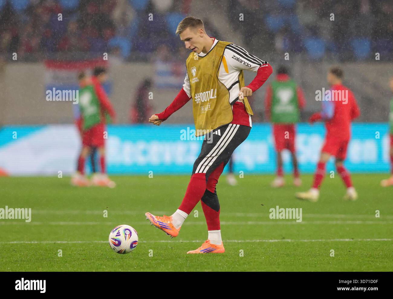 firo : 14.11.2025 , Fußball, Fußball, internationales Spiel, DFB, Nationalmannschaft, Männer, FIFA-WM-Qualifikation 2026, WM-Qualifikation, Luxemburg - Deutschland, GER 0:2 Nico Schlotterbeck, GER, warm Up (c) WORLDRIGHTS !!!, unsere Teilnahmebedingungen a Stockfoto