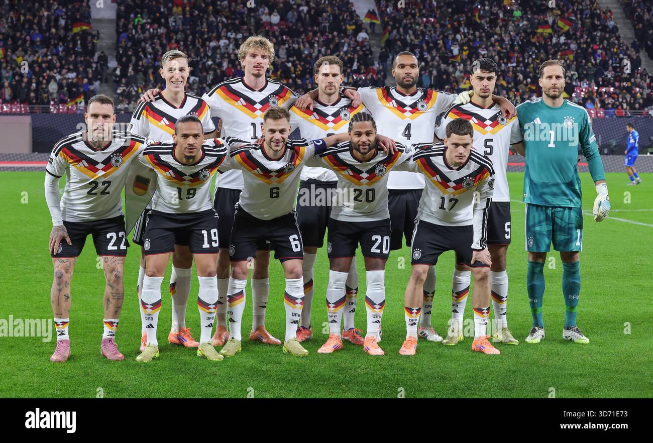 firo : 17.11.2025 , Fußball, Fußball, internationales Spiel, DFB, Nationalmannschaft, Männer, Qualifikation zur FIFA-Weltmeisterschaft 2026, Qualifikation zur WM, Deutschland, Deutschland - die slowakischen Spieler aus Deutschland stehen für ein Mannschaftsfoto Teamfoto (c) WELT an Stockfoto