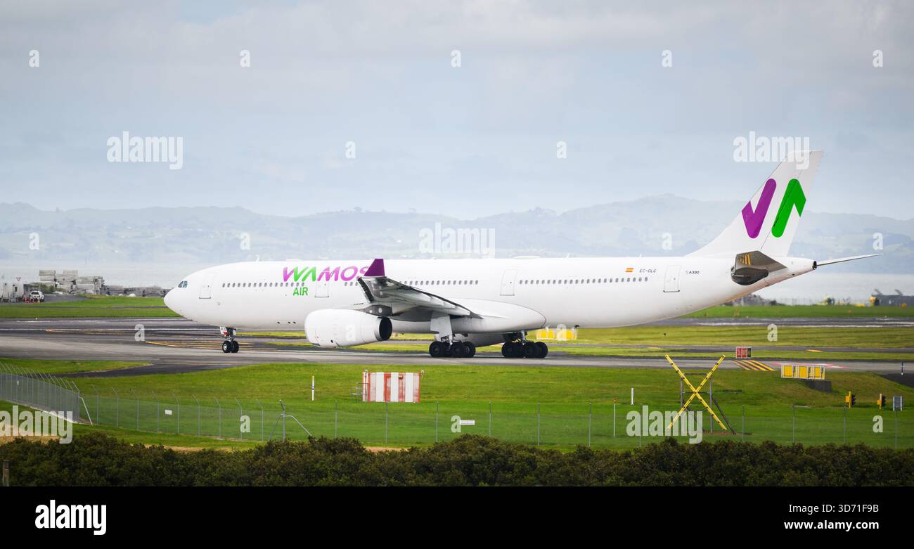 Auckland, Neuseeland – 23. November 2025: Wamos Air EC-OLG Airbus A330 fährt am Flughafen Auckland. Stockfoto