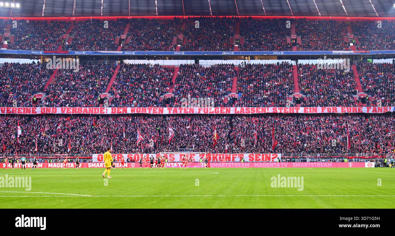 FOTO(M) DIGITAL PANORAMA FCB Fans mit Choreo gegen politische Entscheidungen im Spiel FC BAYERN München - SC FREIBURG 6-2 am 22. November 2025 in der Allianz Arena München. Saison 2026/2026, 1.Bundesliga, FCB, Spieltag 11, Fotograf: ddp Images/Star-Images - DFL-VORSCHRIFTEN VERBIETEN JEDE VERWENDUNG VON FOTOS als BILDSEQUENZEN und/oder QUASI-VIDEO - Credit: ddp Media GmbH/Alamy Live News Stockfoto