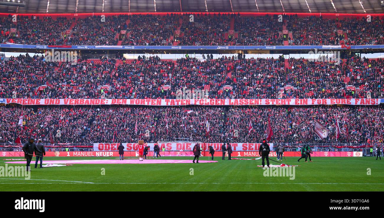 FOTO(M) DIGITAL PANORAMA FCB Fans mit Choreo gegen politische Entscheidungen im Spiel FC BAYERN München - SC FREIBURG 6-2 am 22. November 2025 in der Allianz Arena München. Saison 2026/2026, 1.Bundesliga, FCB, Spieltag 11, Fotograf: ddp Images/Star-Images - DFL-VORSCHRIFTEN VERBIETEN JEDE VERWENDUNG VON FOTOS als BILDSEQUENZEN und/oder QUASI-VIDEO - Credit: ddp Media GmbH/Alamy Live News Stockfoto