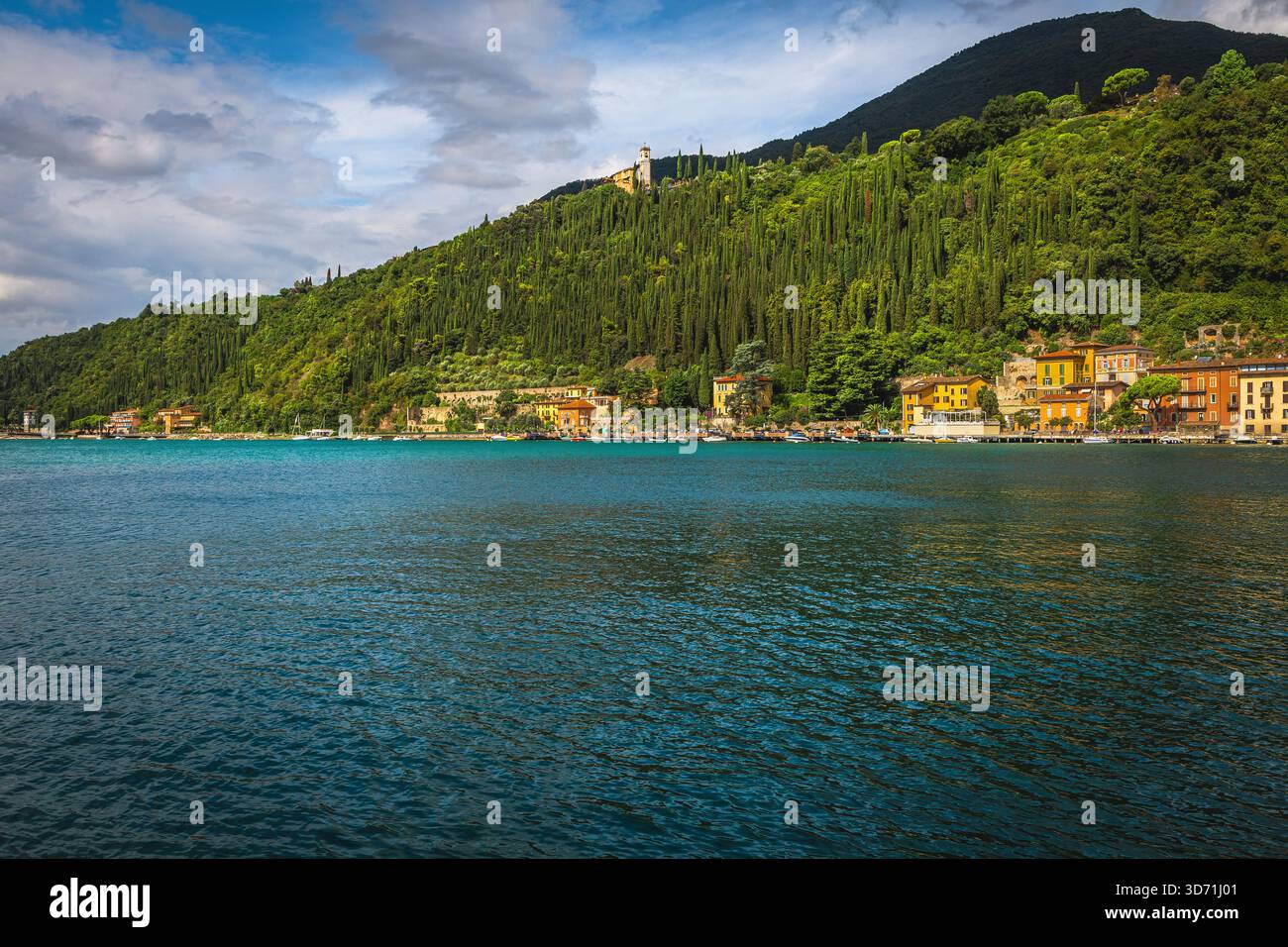 Blick mit vertäuten Booten auf den Gardasee im kleinen Hafen von Toscolano Maderno, Lombardei, Italien, Europa Stockfoto