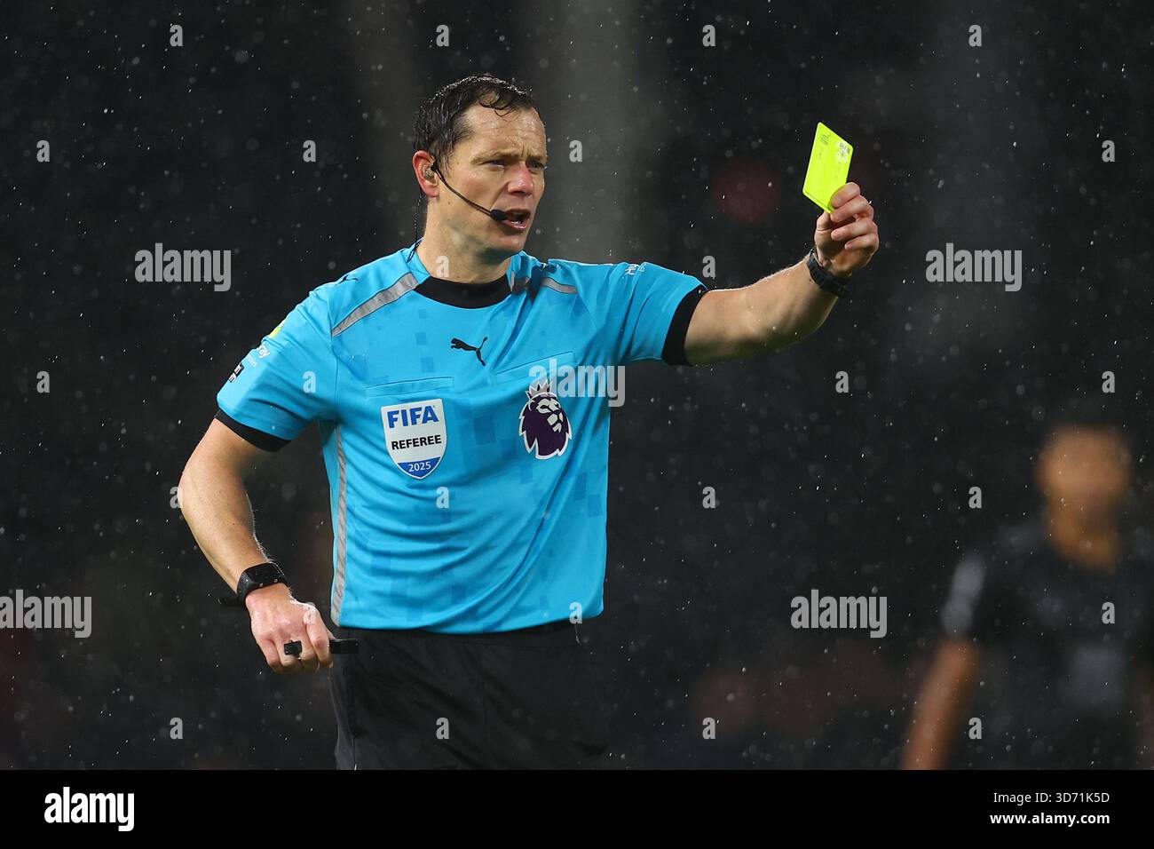 London, Großbritannien. November 2025. Schiedsrichter Darren England zeigt eine gelbe Karte während des Spiels Fulham vs Sunderland Premier League in Craven Cottage, London. Der Bildnachweis sollte lauten: Paul Terry/Sportimage Credit: Sportimage Ltd/Alamy Live News Stockfoto