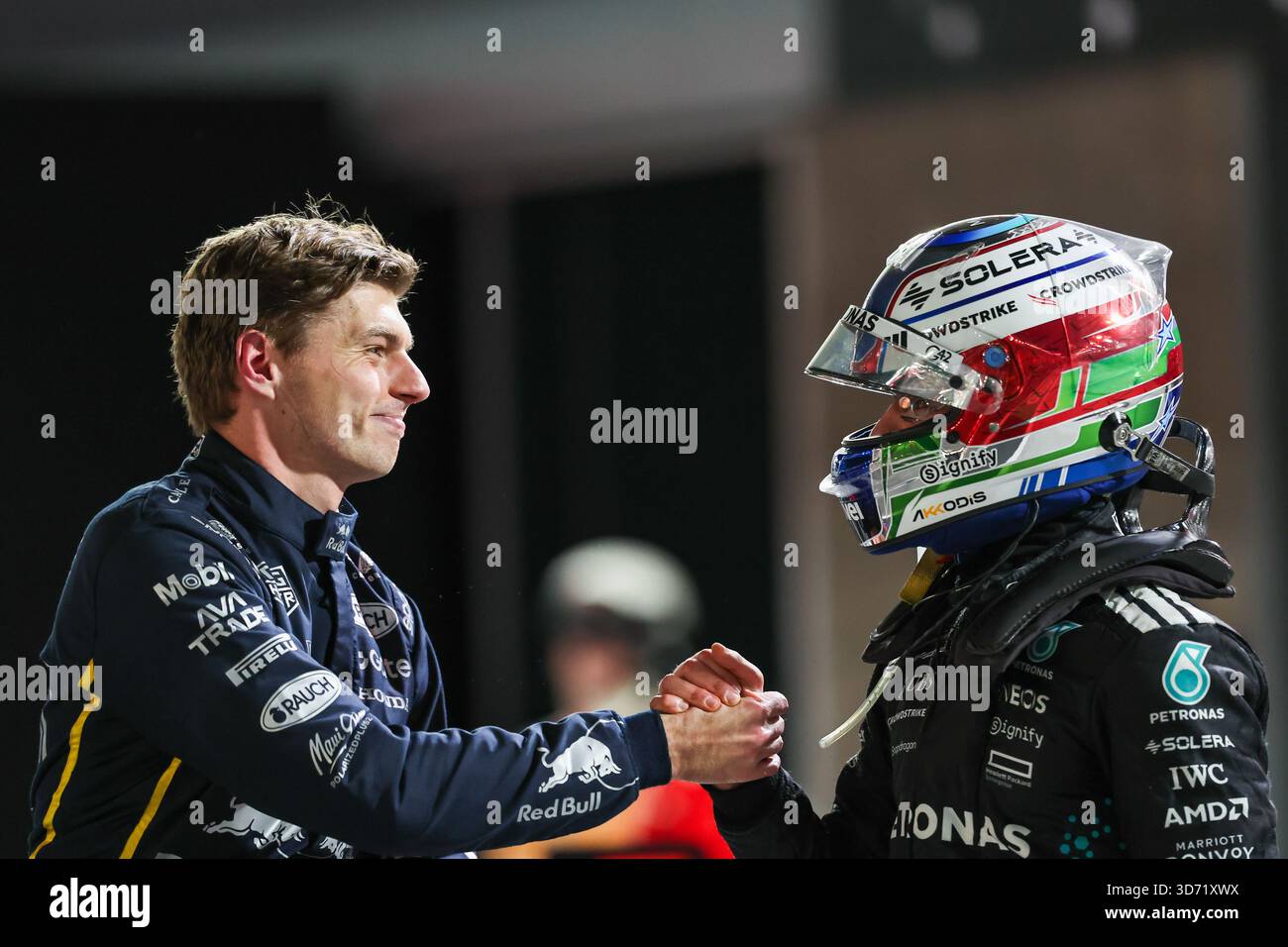 (251123) -- LAS VEGAS, 23. November 2025 (Xinhua) -- Red Bull's niederländischer Fahrer Max Verstappenn (L) schüttelt nach dem Formel-1-Grand-Prix 2025 auf dem Las Vegas Circuit in Las Vegas, USA, am 22. November 2025 die Hand mit dem italienischen Mercedes-Fahrer Kimi Antonelli. (Foto: Song Haiyuan/Xinhua) Stockfoto
