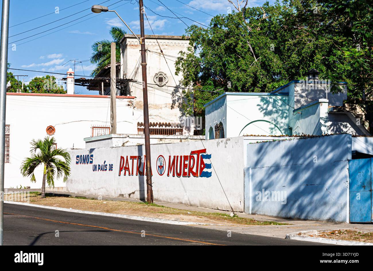 Patriotische Wandmalerei in Santiago de Cuba, Patria o Muerte („Heimat oder Tod“), ein Satz von Fidel Castro Stockfoto