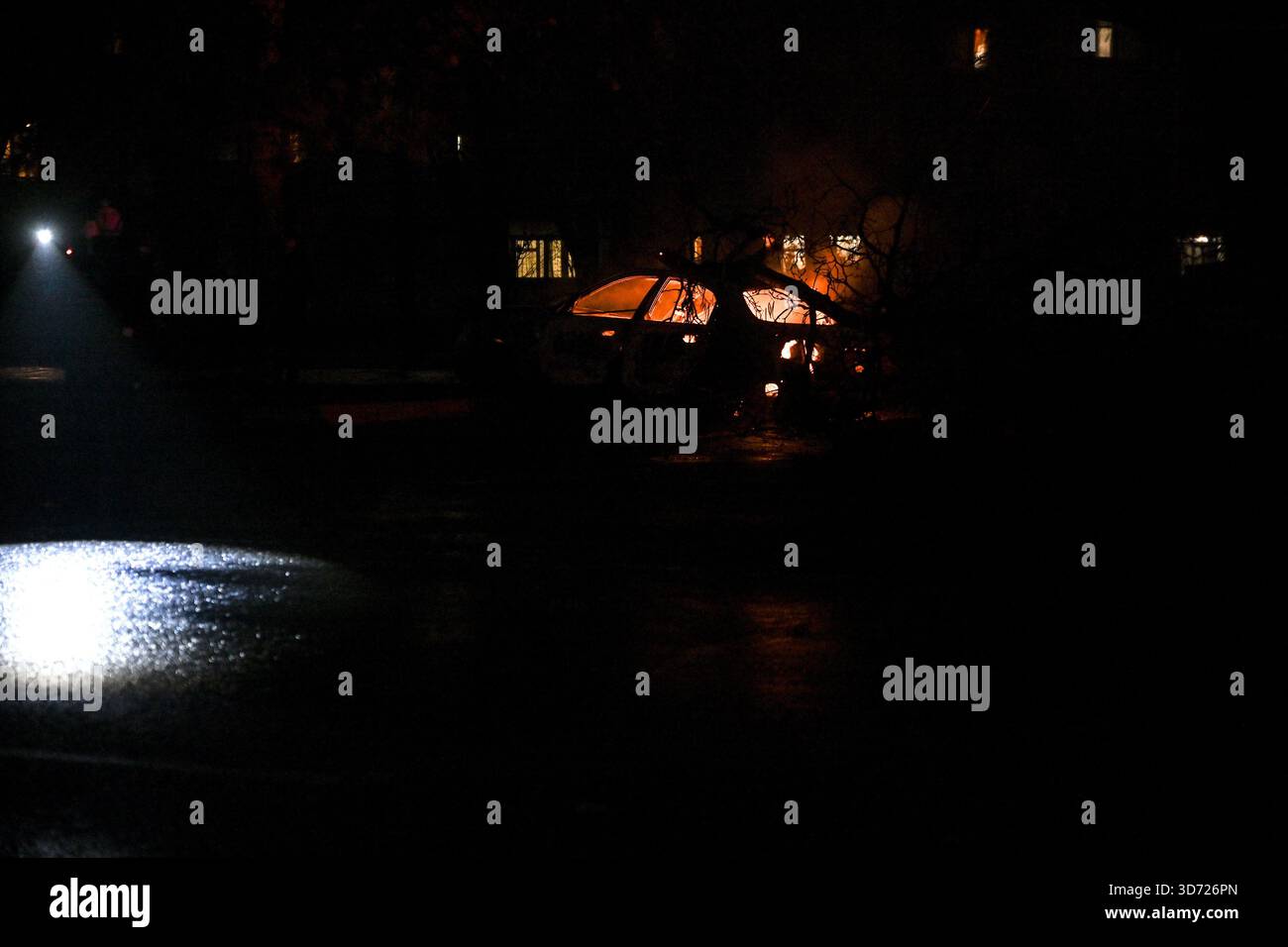 Nicht exklusiv: Ein Auto brennt nach einem Luftangriff russischer Streitkräfte auf den Bezirk Schewtschenkiwskyi in Zaporischschhia, Ukraine, am 20. November aus. Stockfoto