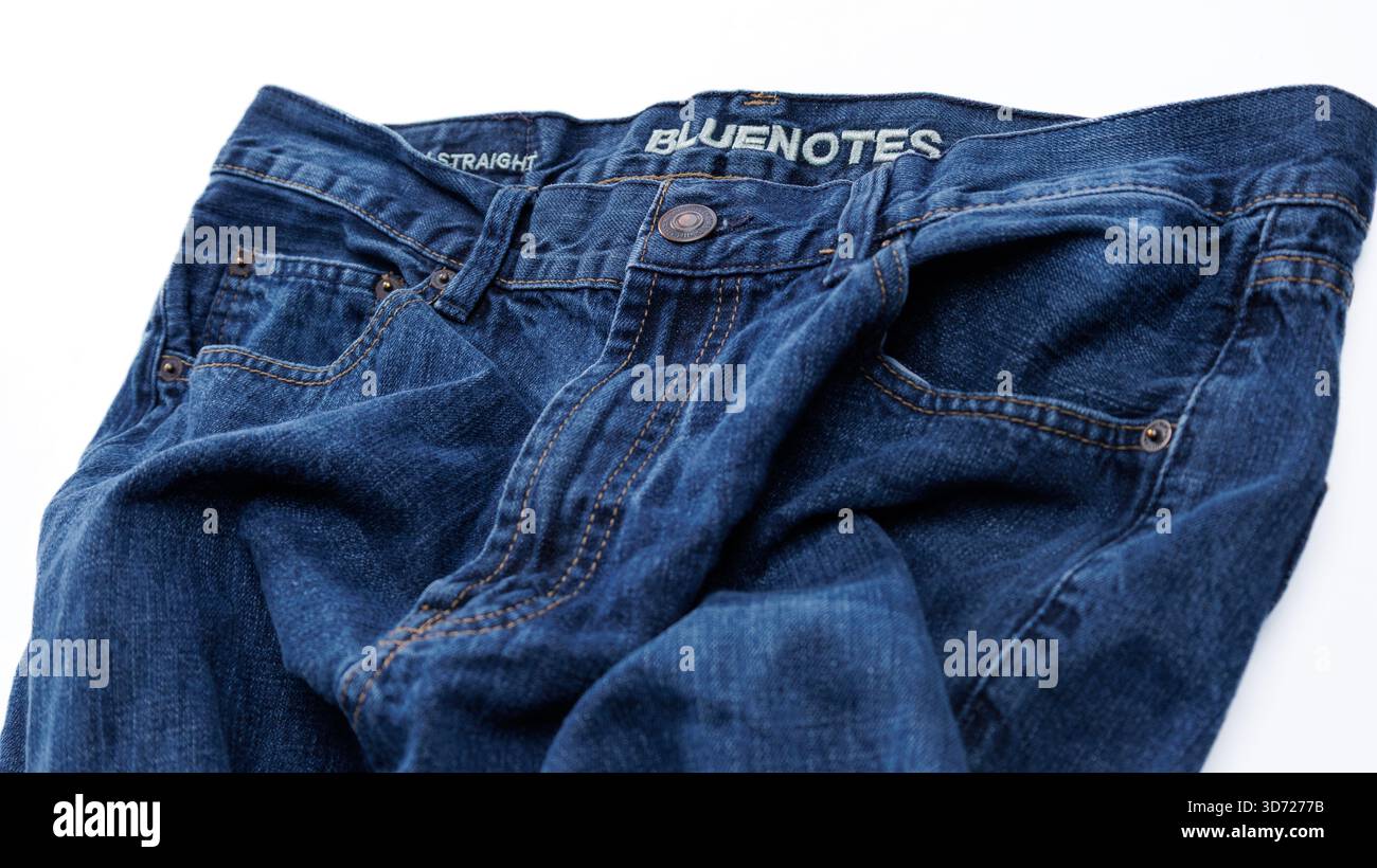 Nahaufnahme von Bluenotes-Jeans im Studio. Stockfoto