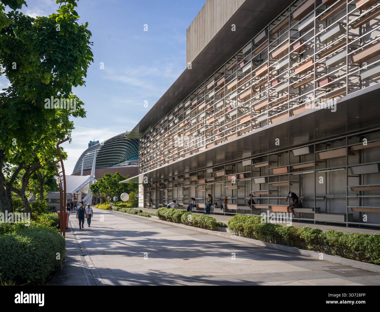 Das Singtel Waterfront Theatre ist ein mittelgroßer Veranstaltungsort in mehreren Formaten, der sich an der belebten Uferpromenade der Esplanade in Singapur befindet Stockfoto