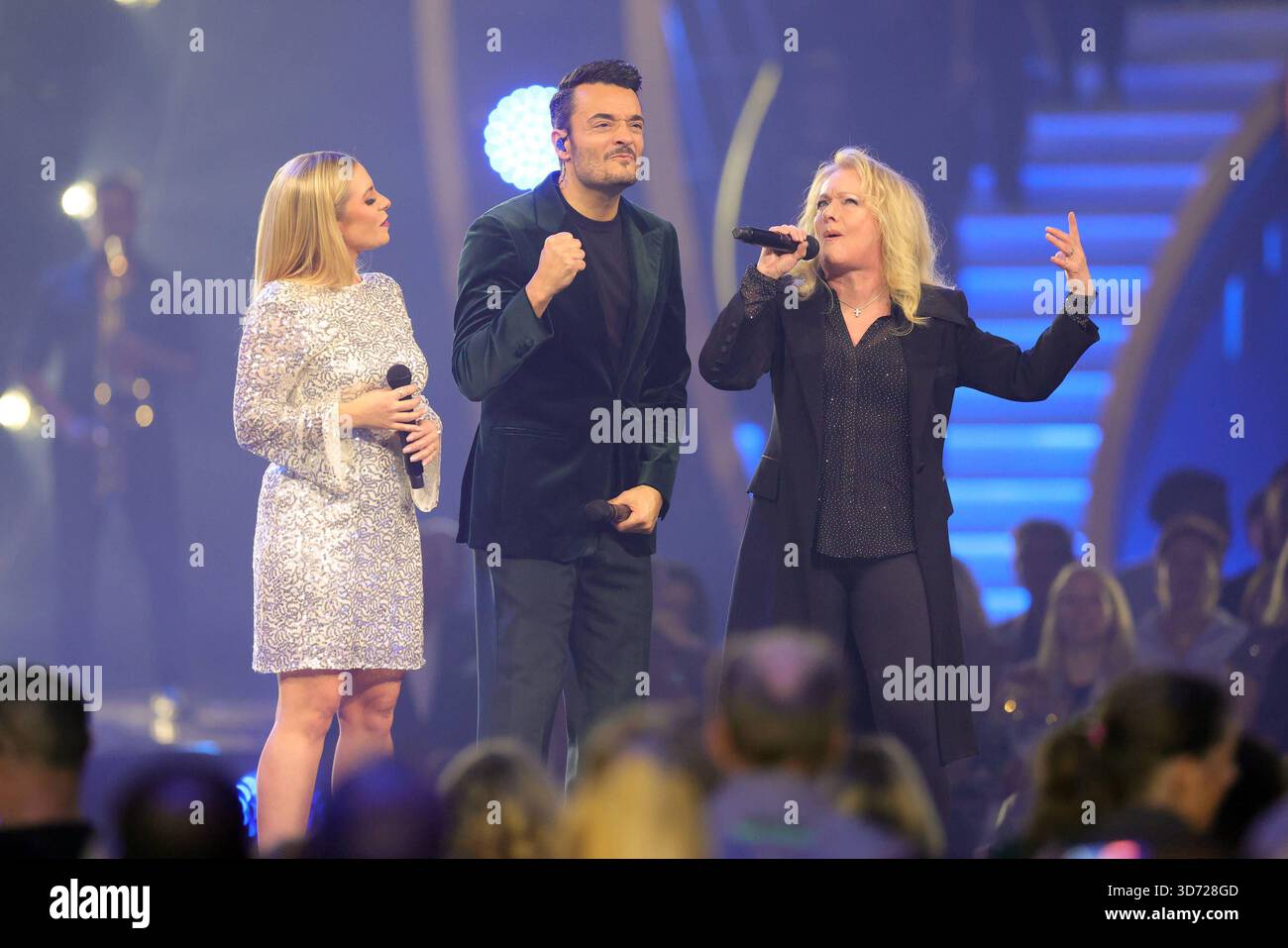 Die Giovanni Zarrella Show - Wir sagen Dankeschön Giovanni Zarrella mit Marina Marx und Nicole. Giovanni Zarrella mit MDie Giovanni Zarrella Show. ZDF-Live Sendung vom 22.11.2025 in der Baden-Arena Offenburg unter dem Motto Wir sagen Dankeschön. Offenburg, Baden-Württemberg, Deutschland. *** Die Giovanni Zarrella Show Wir sagen Dankeschön Giovanni Zarrella mit Marina Marx und Nicole Giovanni Zarrella mit MDie Giovanni Zarrella Show ZDF Live-Übertragung vom 22 11 2025 in der Baden Arena Offenburg unter dem Motto Wir sagen Dankeschön Offenburg, Baden Württemberg, Deutschland Stockfoto
