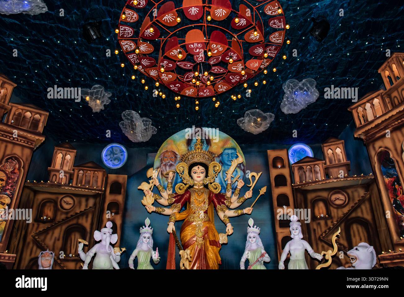 Idol der Göttin Durga in Durga Puja 2025 organisiert von Hazari Lane Puja Udjapan Parishad, Hazari Lane, Chattogram, Bangladesch. Stockfoto