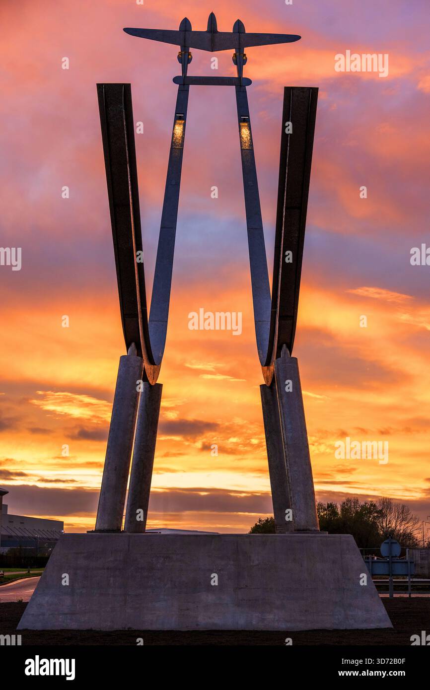 Blitz-Statue in der Nähe der Kreuzung acht der Autobahn M62 am Eingang zum Mountpark auf dem Omega South Anwesen am Skyline Drive in Warrin Stockfoto