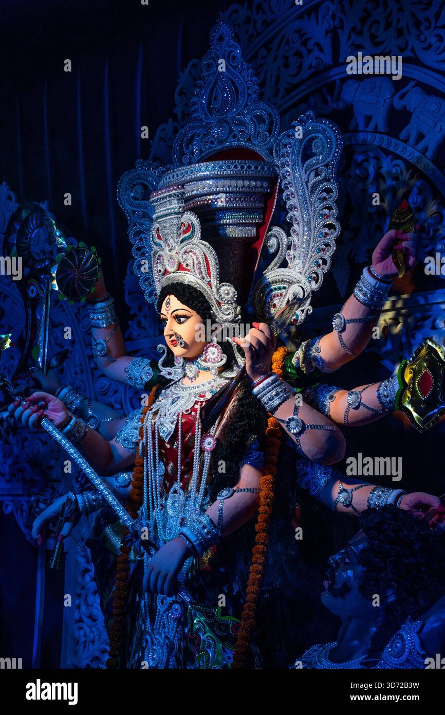 Idol der Göttin Durga in Durga Puja 2025 organisiert vom Chatteshwari Kali Tempel, Chattogram, Bangladesch. Stockfoto