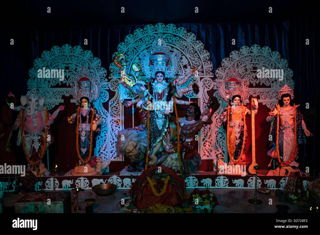 Idol der Göttin Durga in Durga Puja 2025 organisiert vom Chatteshwari Kali Tempel, Chattogram, Bangladesch. Stockfoto
