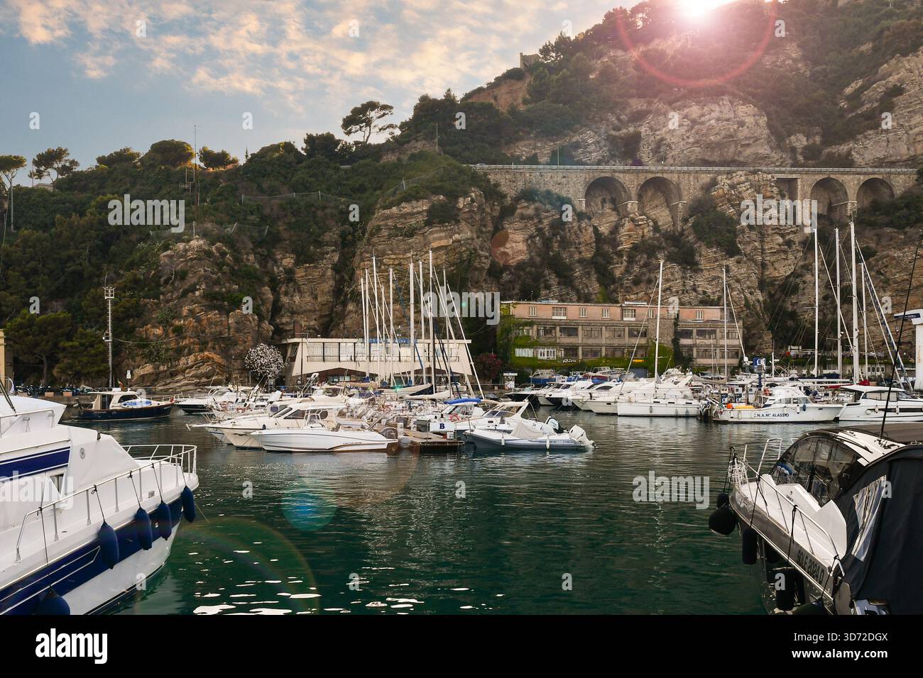 Hinterleuchtung mit Objektivfackeln auf den Hafen von Porto Luca Ferrari, bei Sonnenuntergang, Alassio (Savona), Ligurien, Italien Stockfoto