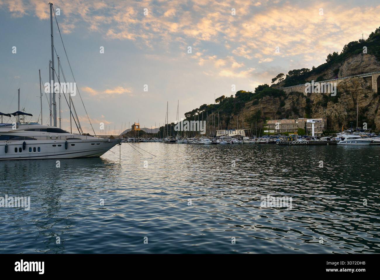 Blick auf den Hafen von Porto Luca Ferrari, mit der Cappelletta, kleine Kapelle am kap Punta Santa Croce, bei Sonnenuntergang, Alassio, Ligurien, Italien Stockfoto
