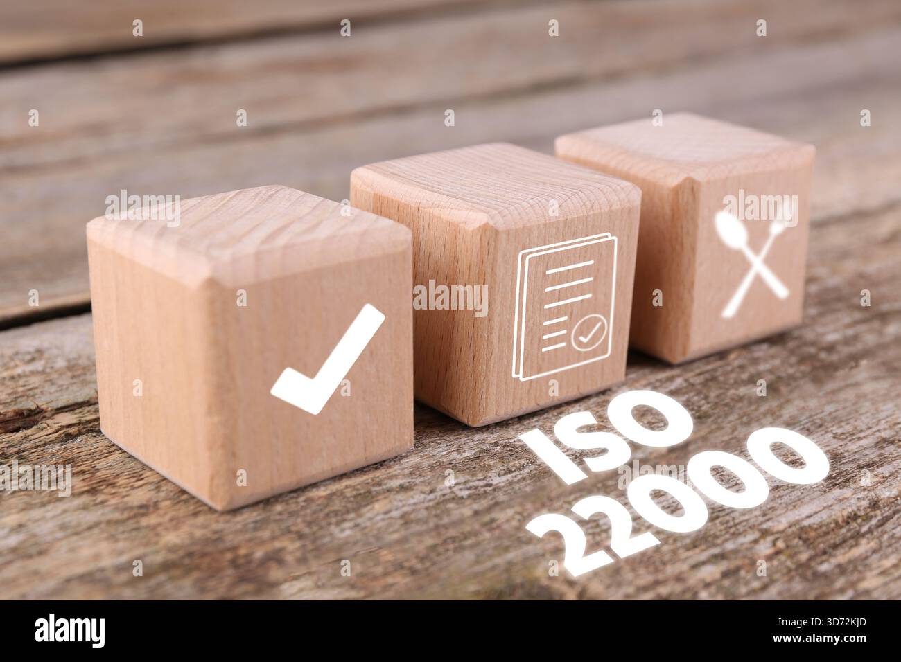 ISO 22000 Managementsysteme für Lebensmittelsicherheit. Würfel mit verschiedenen Symbolen auf Holztisch Stockfoto