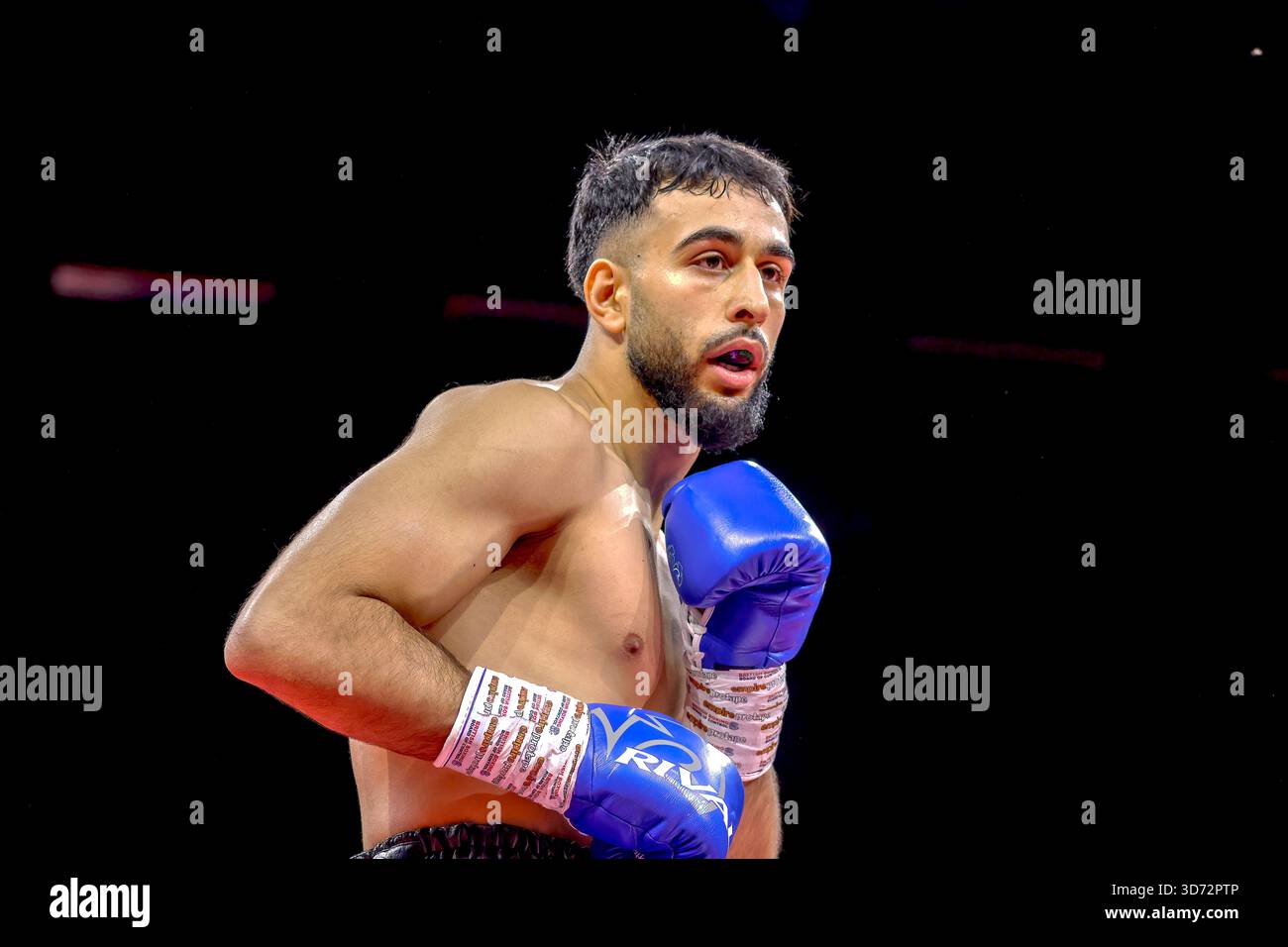 Brighton Centre, Stadt Brighton & Hove, East Sussex, Großbritannien. Boxen als Saqib Mehmood (UK) gegen Jayro Duran (Hon) Leichtgewichtswettbewerb im Brighton Centre für 8 Runden, bei dem Saqib Mehmood bei seinem Profiboxen-Debüt nach Punkten gewann. 21. November 2025 David Smith/Alamy Stockfoto