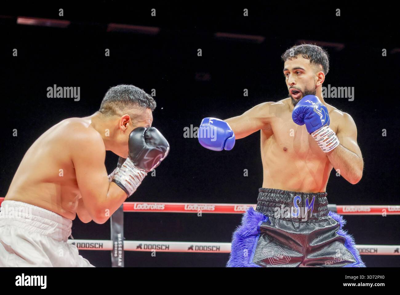 Brighton Centre, Stadt Brighton & Hove, East Sussex, Großbritannien. Boxen als Saqib Mehmood (UK) gegen Jayro Duran (Hon) Leichtgewichtswettbewerb im Brighton Centre für 8 Runden, bei dem Saqib Mehmood bei seinem Profiboxen-Debüt nach Punkten gewann. 21. November 2025 David Smith/Alamy Stockfoto