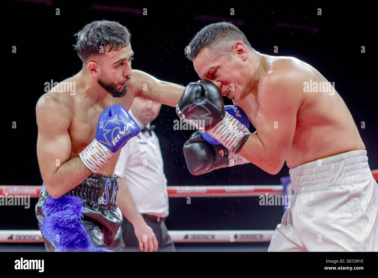 Brighton Centre, Stadt Brighton & Hove, East Sussex, Großbritannien. Boxen als Saqib Mehmood (UK) gegen Jayro Duran (Hon) Leichtgewichtswettbewerb im Brighton Centre für 8 Runden, bei dem Saqib Mehmood bei seinem Profiboxen-Debüt nach Punkten gewann. 21. November 2025 David Smith/Alamy Stockfoto