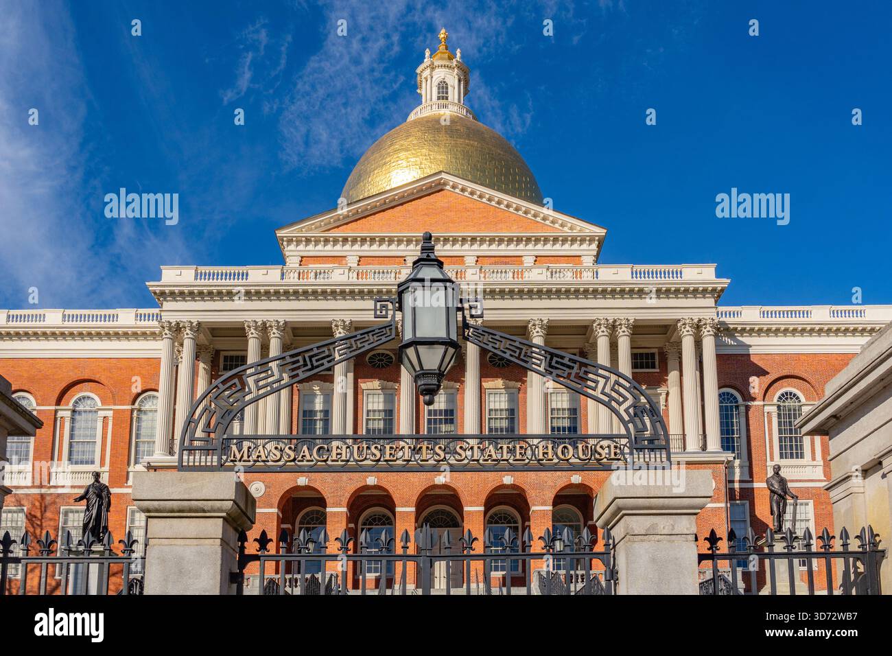 State Capitol Building mit goldener Kuppel in Boston, Massachusetts mit Schild mit der Aufschrift Massachusetts State House. Stockfoto