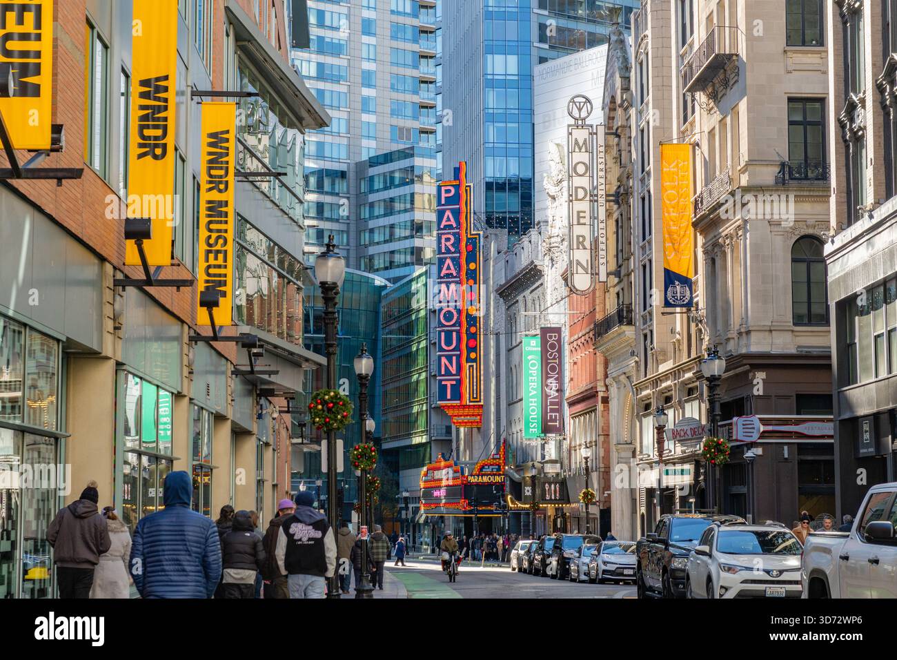 Boston, MA, USA-15. November 2025: Blick auf die Theater in der Washington Street im Stadtteil. Stockfoto